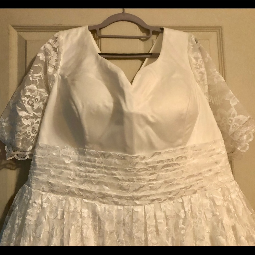 NWOT - Gorgeous ivory ball gown wedding dress